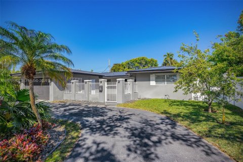 House in Fort Lauderdale, Florida 3 bedrooms, 169.36 sq.m. № 2033256