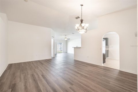 House in Leesburg, Florida 3 bedrooms, 149.76 sq.m. № 2152404 - photo 4