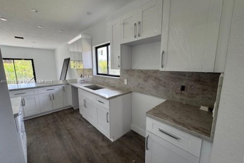 House in Miami Gardens, Florida 3 bedrooms, 139.35 sq.m. № 1463666 - photo 7