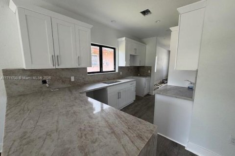 House in Miami Gardens, Florida 3 bedrooms, 139.35 sq.m. № 1463666 - photo 4