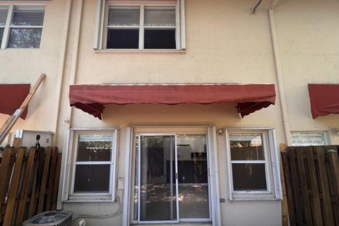 Townhouse in Lauderdale Lakes, Florida 2 bedrooms, 146.23 sq.m. № 2254509 - photo 16