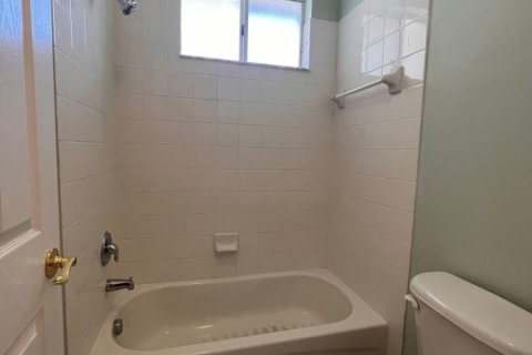 Townhouse in Lauderdale Lakes, Florida 2 bedrooms, 146.23 sq.m. № 2254509 - photo 13