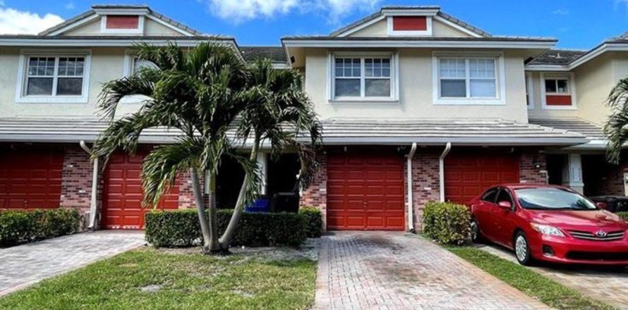 Townhouse in Lauderdale Lakes, Florida 2 bedrooms, 146.23 sq.m. № 2254509