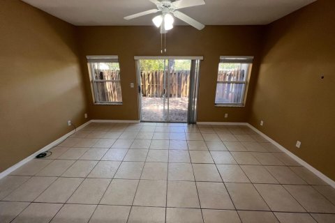 Townhouse in Lauderdale Lakes, Florida 2 bedrooms, 146.23 sq.m. № 2254509 - photo 7
