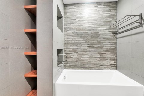 Villa ou maison à louer à Miami, Floride: 4 chambres, 170.38 m2 № 1867378 - photo 24