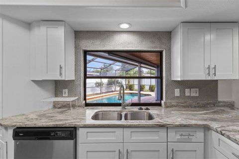House in Sarasota, Florida 3 bedrooms, 132.11 sq.m. № 2258702 - photo 8