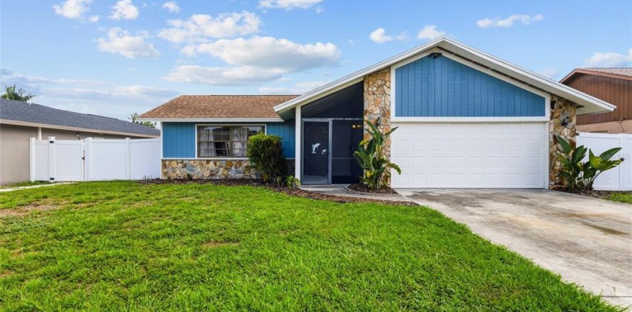 House in Sarasota, Florida 3 bedrooms, 132.11 sq.m. № 2258702