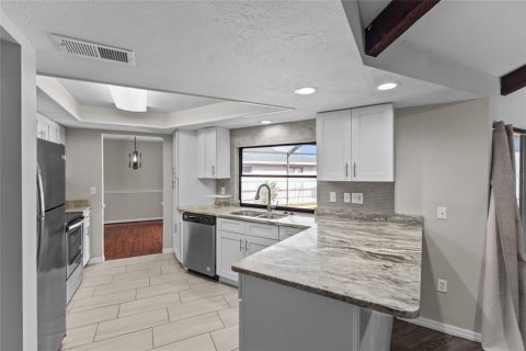 House in Sarasota, Florida 3 bedrooms, 132.11 sq.m. № 2258702 - photo 6