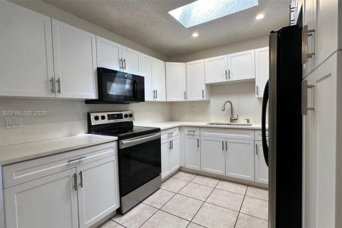 Снять в аренду виллу или дом в Хайалиа, Флорида 3 спальни, 143.07м2, № 2058484 - фото 2