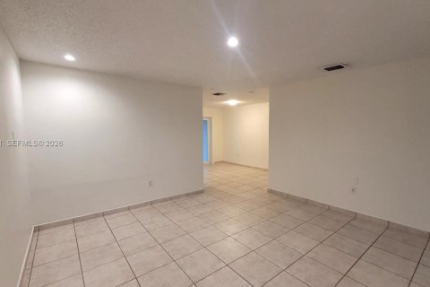 Снять в аренду виллу или дом в Хайалиа, Флорида 3 спальни, 143.07м2, № 2058484 - фото 6