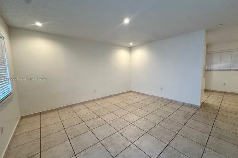 Снять в аренду виллу или дом в Хайалиа, Флорида 3 спальни, 143.07м2, № 2058484 - фото 5