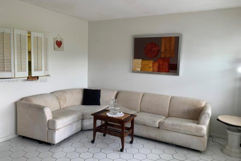 Снять в аренду кондоминиум в Уэст-Палм-Бич, Флорида 1 спальня, 57.13м2, № 1989755 - фото 1