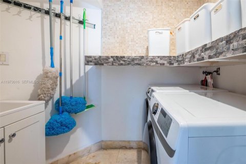 Villa ou maison à vendre à Doral, Floride: 4 chambres, 248.51 m2 № 2036207 - photo 18