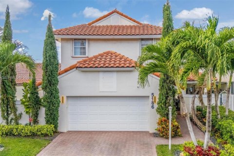 House in Doral, Florida 4 bedrooms, 248.51 sq.m. № 2036207