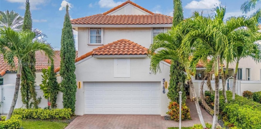 Villa ou maison à Doral, Floride 4 chambres, 248.51 m2 № 2036207