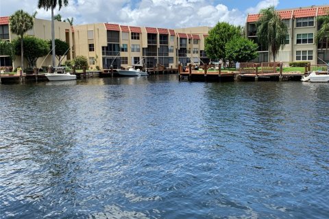 Condo in Pompano Beach, Florida, 2 bedrooms  № 1182344 - photo 1