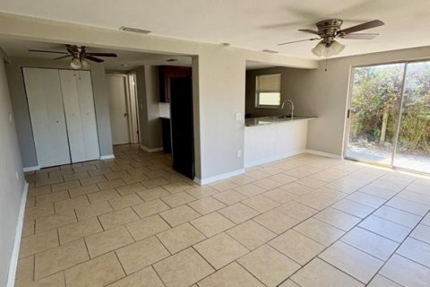 House in Port Richey, Florida 3 bedrooms, 99.41 sq.m. № 1910390 - photo 5