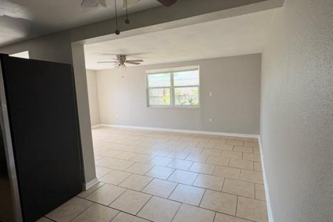 House in Port Richey, Florida 3 bedrooms, 99.41 sq.m. № 1910390 - photo 9