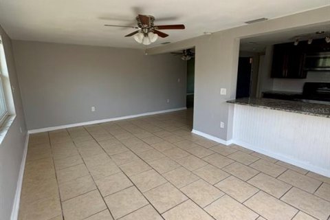 House in Port Richey, Florida 3 bedrooms, 99.41 sq.m. № 1910390 - photo 10