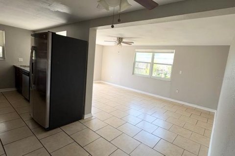 House in Port Richey, Florida 3 bedrooms, 99.41 sq.m. № 1910390 - photo 4