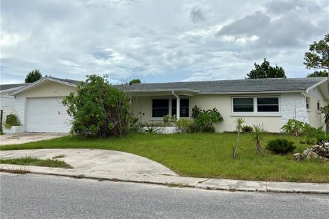 House in Port Richey, Florida 3 bedrooms, 99.41 sq.m. № 1910390 - photo 1