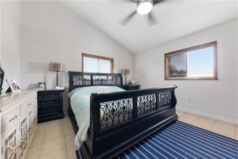 Casa en alquiler en Redington Shores, Florida, 4 dormitorios, 220.55 m2 № 2101746 - foto 17