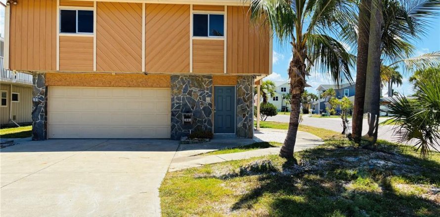 Casa en Redington Shores, Florida 4 dormitorios, 220.55 m2 № 2101746