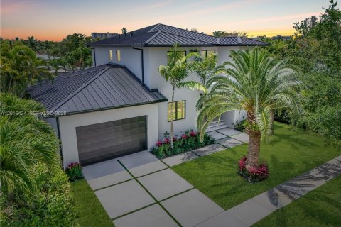 Villa ou maison à vendre à North Miami, Floride: 4 chambres, 294.31 m2 № 2086995 - photo 2
