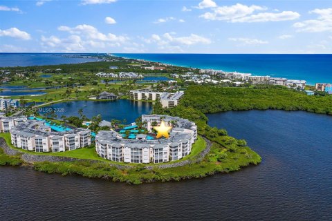 Condominio en Hutchinson Island South, Florida, 2 dormitorios  № 2054377