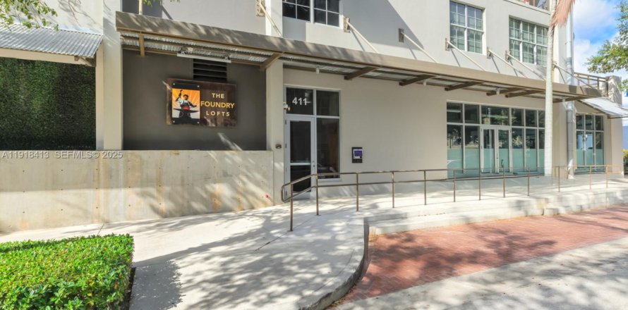 Кондоминиум с 2 спальнями в Форт-Лодердейл, Флорида № 1982249