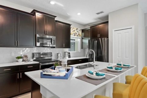 Casa en venta en Kissimmee, Florida, 5 dormitorios, 280.01 m2 № 1824229 - foto 2