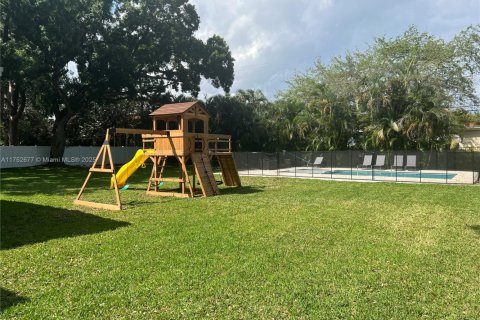 House in Dania Beach, Florida 4 bedrooms, 125.23 sq.m. № 1499913 - photo 3