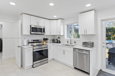 House in Dania Beach, Florida 4 bedrooms, 125.23 sq.m. № 1499913 - photo 13