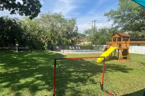 House in Dania Beach, Florida 4 bedrooms, 125.23 sq.m. № 1499913 - photo 5