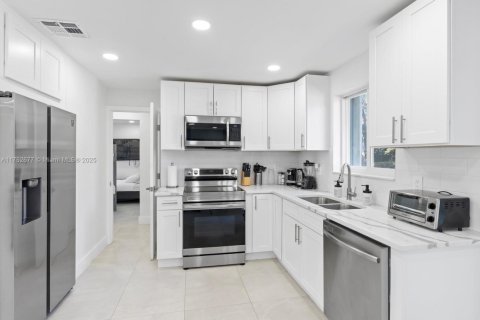House in Dania Beach, Florida 4 bedrooms, 125.23 sq.m. № 1499913 - photo 14