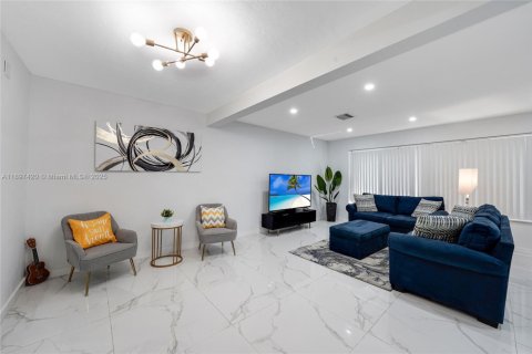 Снять в аренду виллу или дом в Норт-Майами, Флорида 3 спальни, 152.73м2, № 1950544 - фото 3