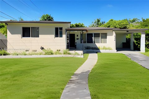 Снять в аренду виллу или дом в Норт-Майами, Флорида 3 спальни, 152.73м2, № 1950544 - фото 1