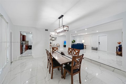 Снять в аренду виллу или дом в Норт-Майами, Флорида 3 спальни, 152.73м2, № 1950544 - фото 5