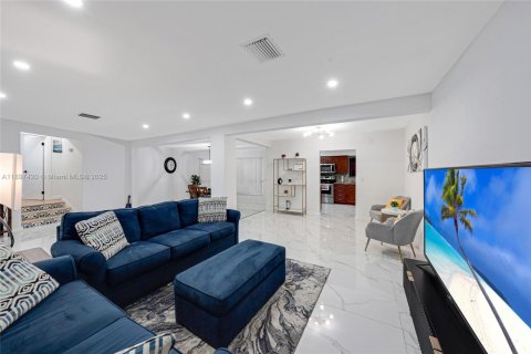 Снять в аренду виллу или дом в Норт-Майами, Флорида 3 спальни, 152.73м2, № 1950544 - фото 2