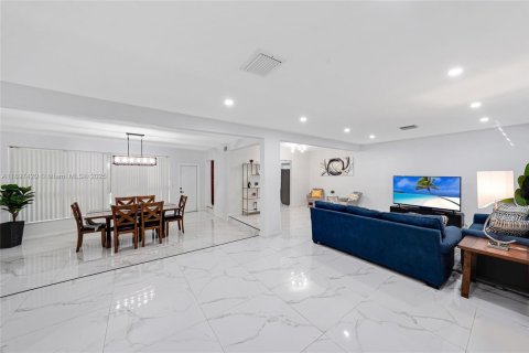 Снять в аренду виллу или дом в Норт-Майами, Флорида 3 спальни, 152.73м2, № 1950544 - фото 4