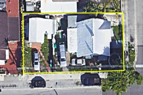 House in Miami, Florida 4 bedrooms, 157.19 sq.m. № 2000945 - photo 1