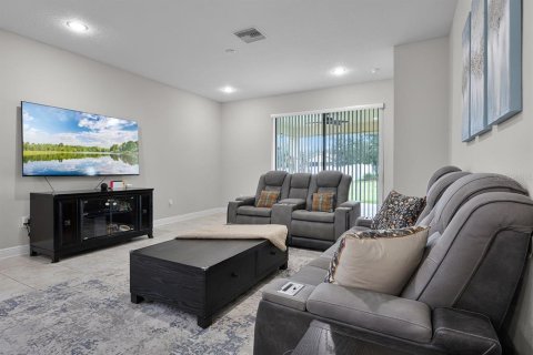 House in Lakeland, Florida 4 bedrooms, 278.99 sq.m. № 1910802 - photo 17