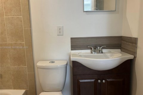 House in Miami, Florida 2 bedrooms, 72.46 sq.m. № 1994587 - photo 10