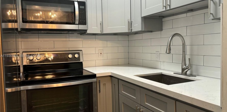 House in Miami, Florida 2 bedrooms, 72.46 sq.m. № 1994587