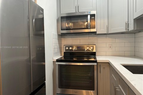 House in Miami, Florida 2 bedrooms, 72.46 sq.m. № 1994587 - photo 2