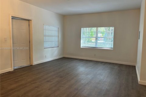 House in Miami, Florida 2 bedrooms, 72.46 sq.m. № 1994587 - photo 4