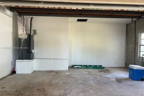 House in Miami, Florida 2 bedrooms, 72.46 sq.m. № 1994587 - photo 11