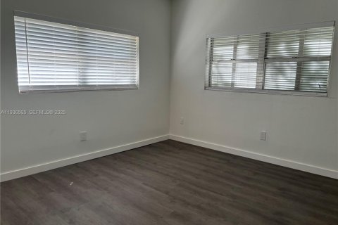 House in Miami, Florida 2 bedrooms, 72.46 sq.m. № 1994587 - photo 9