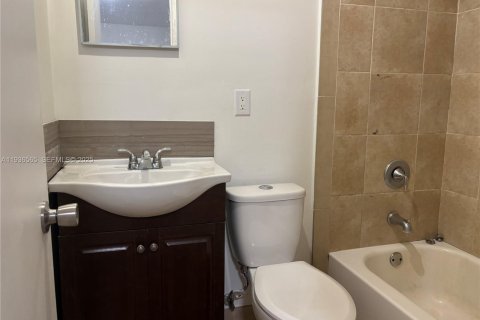 House in Miami, Florida 2 bedrooms, 72.46 sq.m. № 1994587 - photo 8