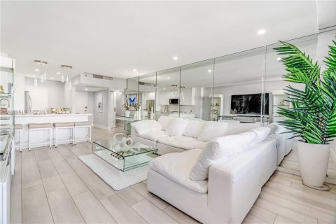 Condo in Miami Beach, Florida, 1 bedroom  № 2054184 - photo 11